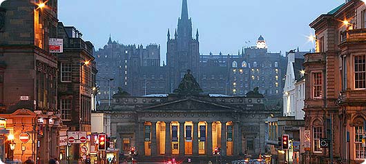 scotland-edinburgh-at-night